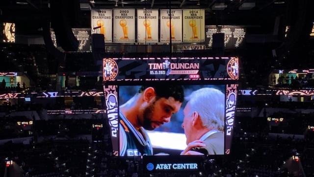 开云体育-名人堂球衣揭幕仪式 忘掉比赛今夜只有邓肯是主角